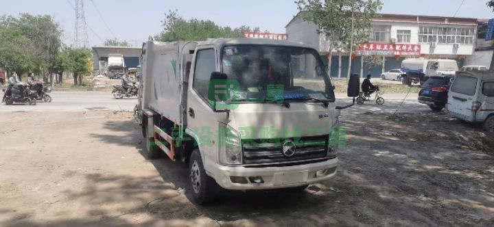 出售二手九成新的凱馬5方后掛桶藍牌壓縮垃圾車