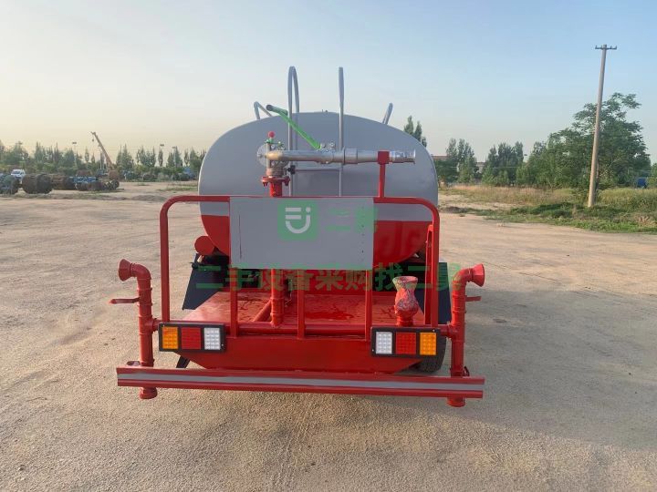 出售極品新款福田奧鈴，5立方灑水車，配備朝柴4102發(fā)動機(jī)