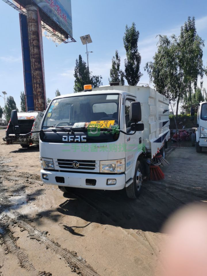 出售二手九成新的東風D6宏宇5方掃路車