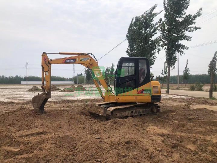 出售二手16年的雷沃65V8挖掘機