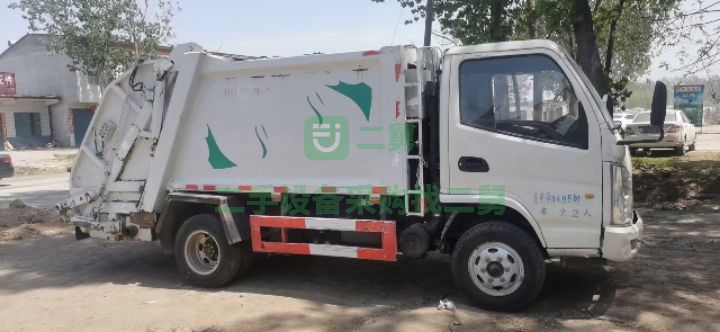出售二手九成新的凱馬5方后掛桶藍牌壓縮垃圾車