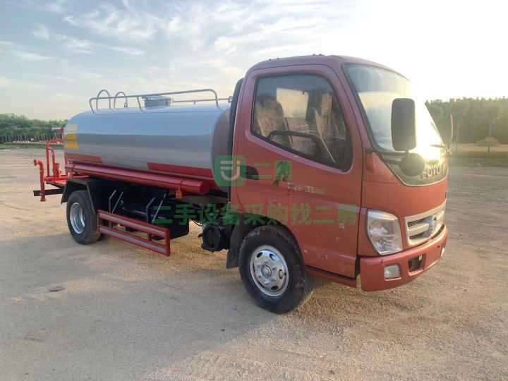 出售極品新款福田奧鈴，5立方灑水車，配備朝柴4102發(fā)動機(jī)