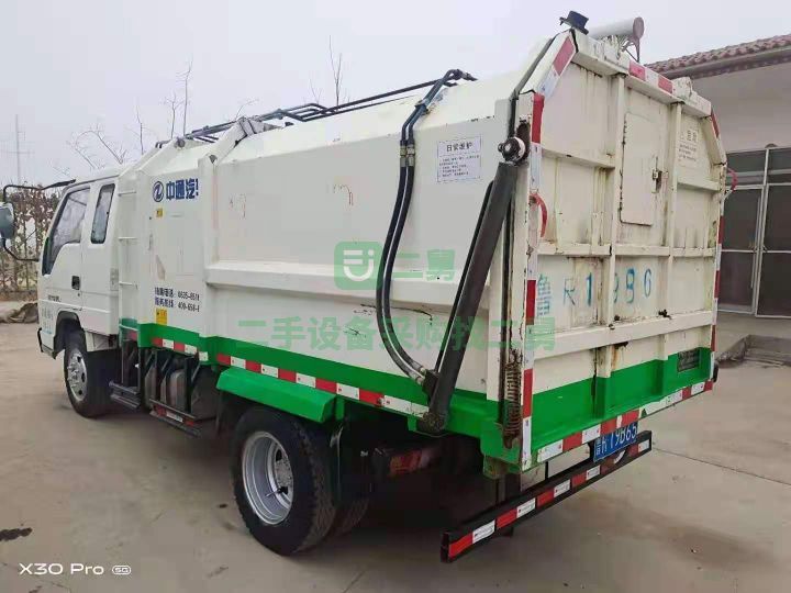 出售二手5噸藍(lán)牌多功能掛桶垃圾車內(nèi)推鏟