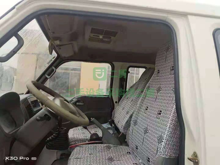 出售二手5噸藍(lán)牌多功能掛桶垃圾車內(nèi)推鏟