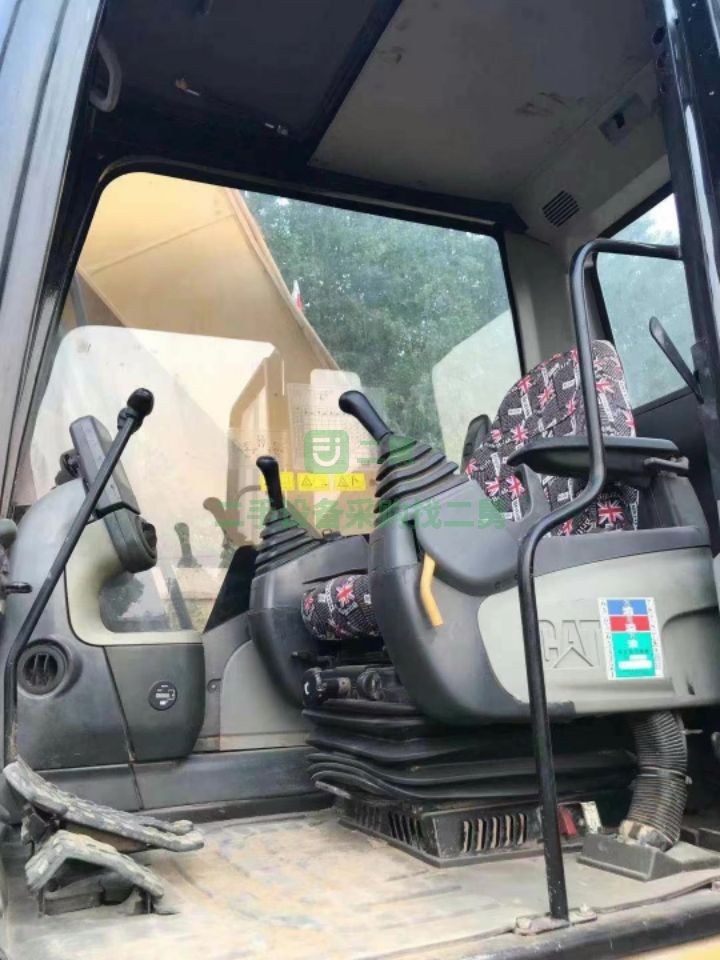 出售18年報關土方車卡特320D2挖掘機