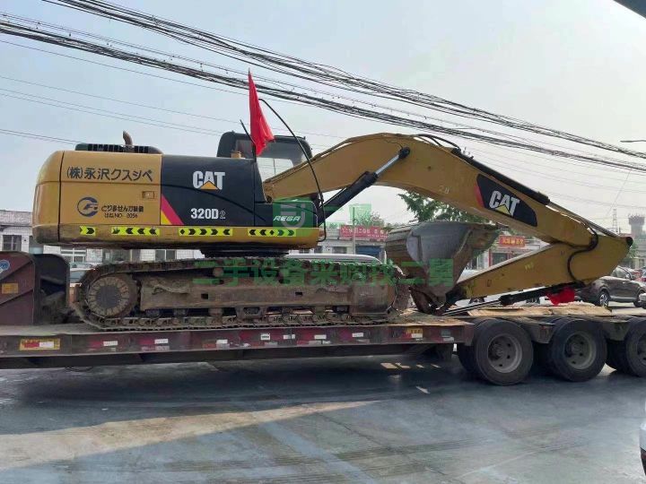 出售18年報關土方車卡特320D2挖掘機