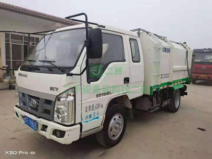 出售二手5噸藍(lán)牌多功能掛桶垃圾車內(nèi)推鏟