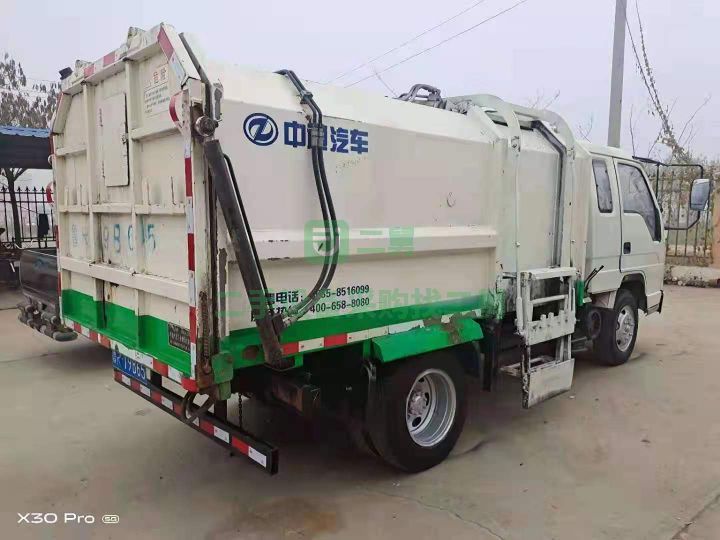 出售二手5噸藍(lán)牌多功能掛桶垃圾車內(nèi)推鏟
