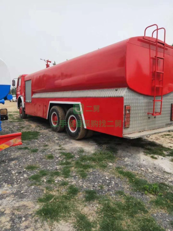 出租17年的北方奔馳大型原裝消防車