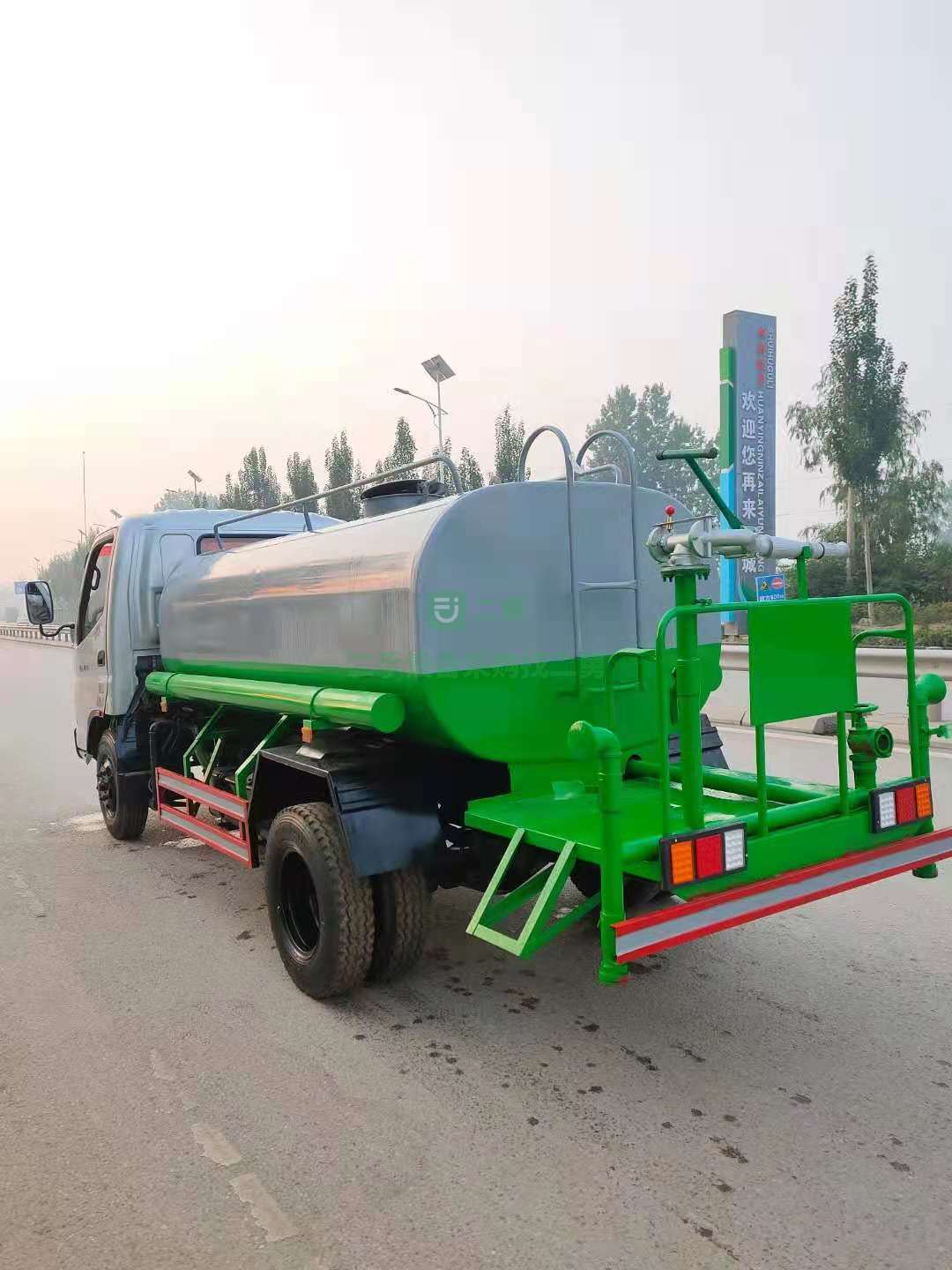 出售奧鈴底盤5立方灑水車配大柴498發(fā)動機(jī)