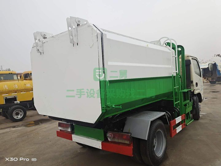 出租二手5噸藍(lán)牌掛桶式垃圾車(chē)內(nèi)推鏟，手續(xù)齊全