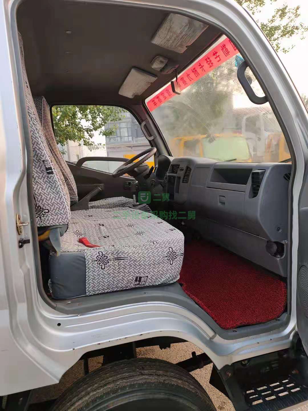 出售奧鈴底盤5立方灑水車配大柴498發(fā)動機(jī)