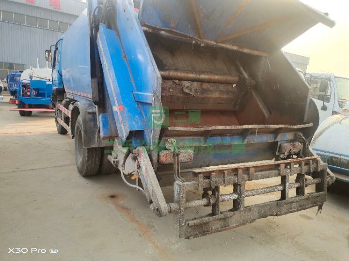 出租多功能東風牌掛桶垃圾車