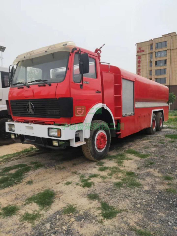 出租17年的北方奔馳大型原裝消防車