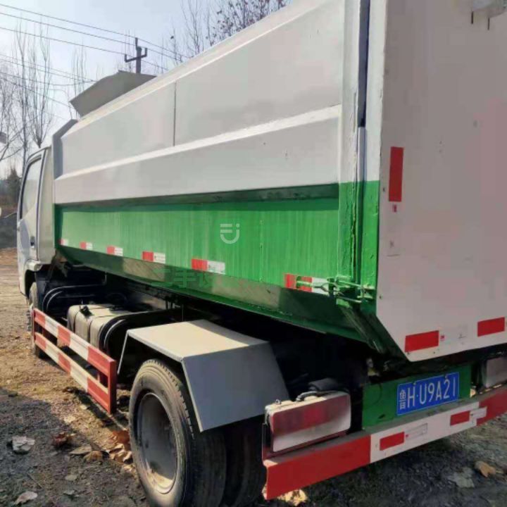 出租二手5噸藍(lán)牌掛桶式垃圾車(chē)內(nèi)推鏟，手續(xù)齊全
