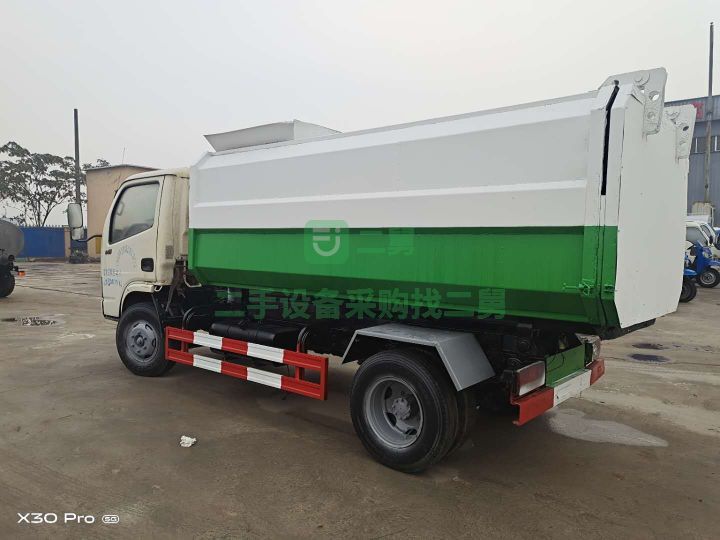 出租二手5噸藍(lán)牌掛桶式垃圾車(chē)內(nèi)推鏟，手續(xù)齊全