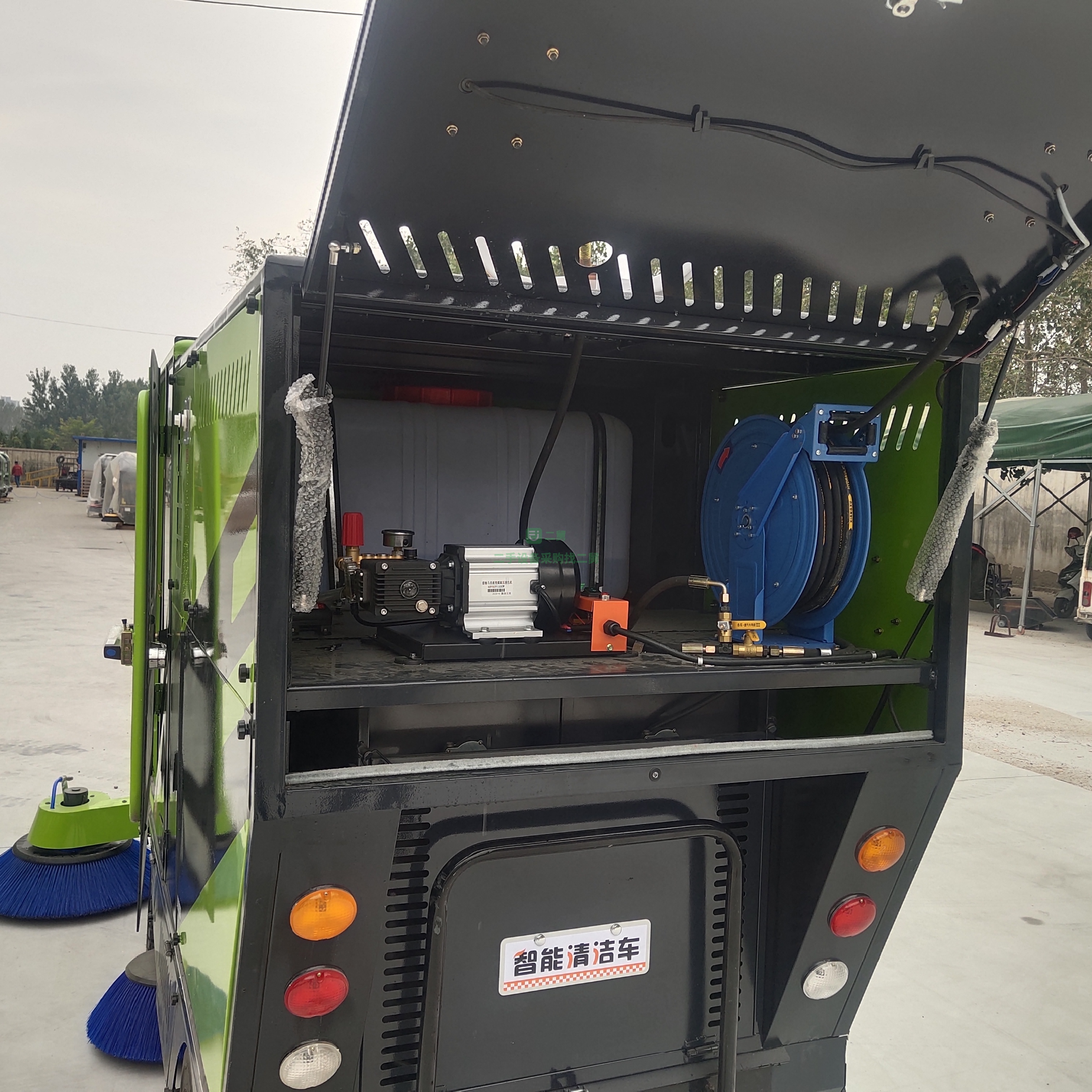 出售一臺新能源電動掃路車，清掃寬度2米