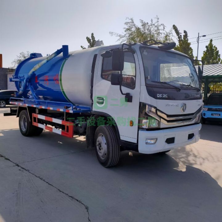 出售一臺東風D7十立方吸污車國六車