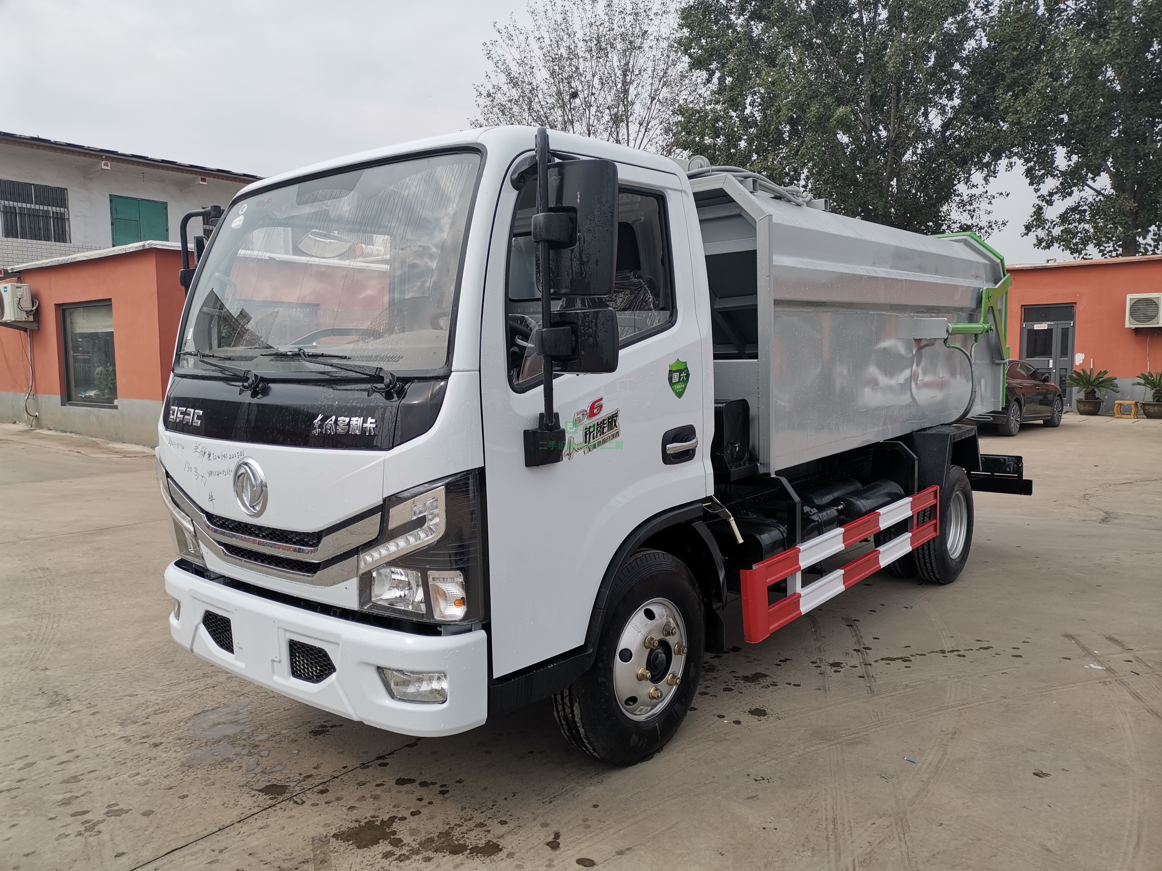 出售國六東風(fēng)多利卡掛桶垃圾車全柴發(fā)動機115馬力