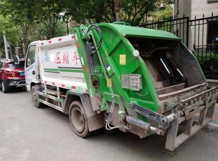 出售19年的藍牌凱馬濰柴動力4方壓縮垃圾車