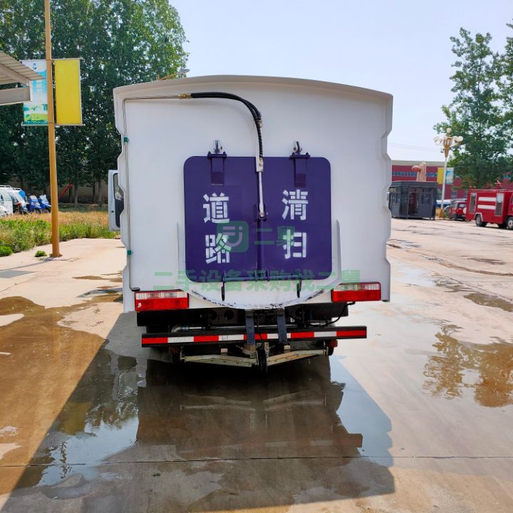 出售一臺東風多利卡五立方掃路車副發130馬力