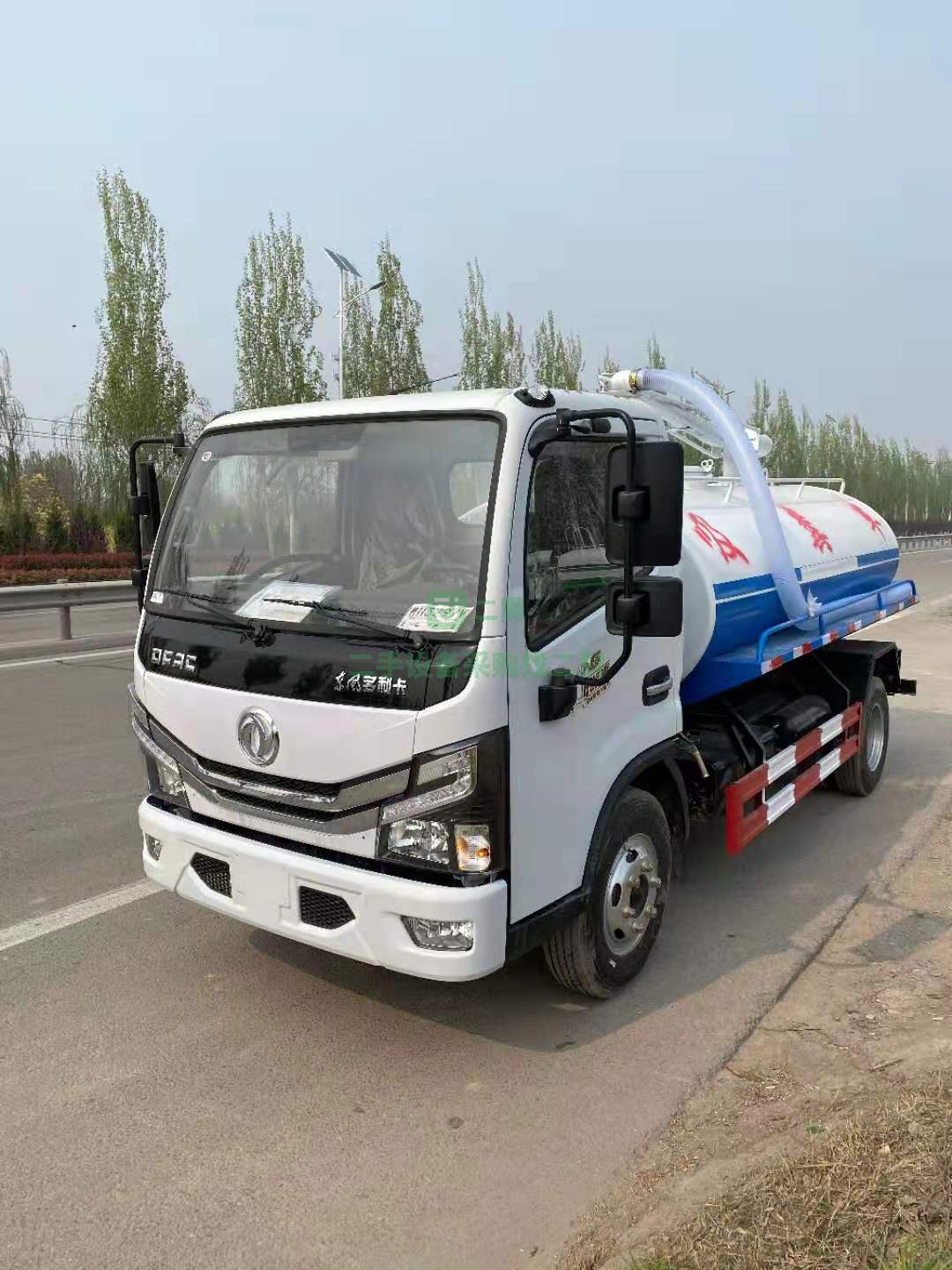 出售一臺東風多利卡5立方吸糞車，帶360度旋轉抱桿