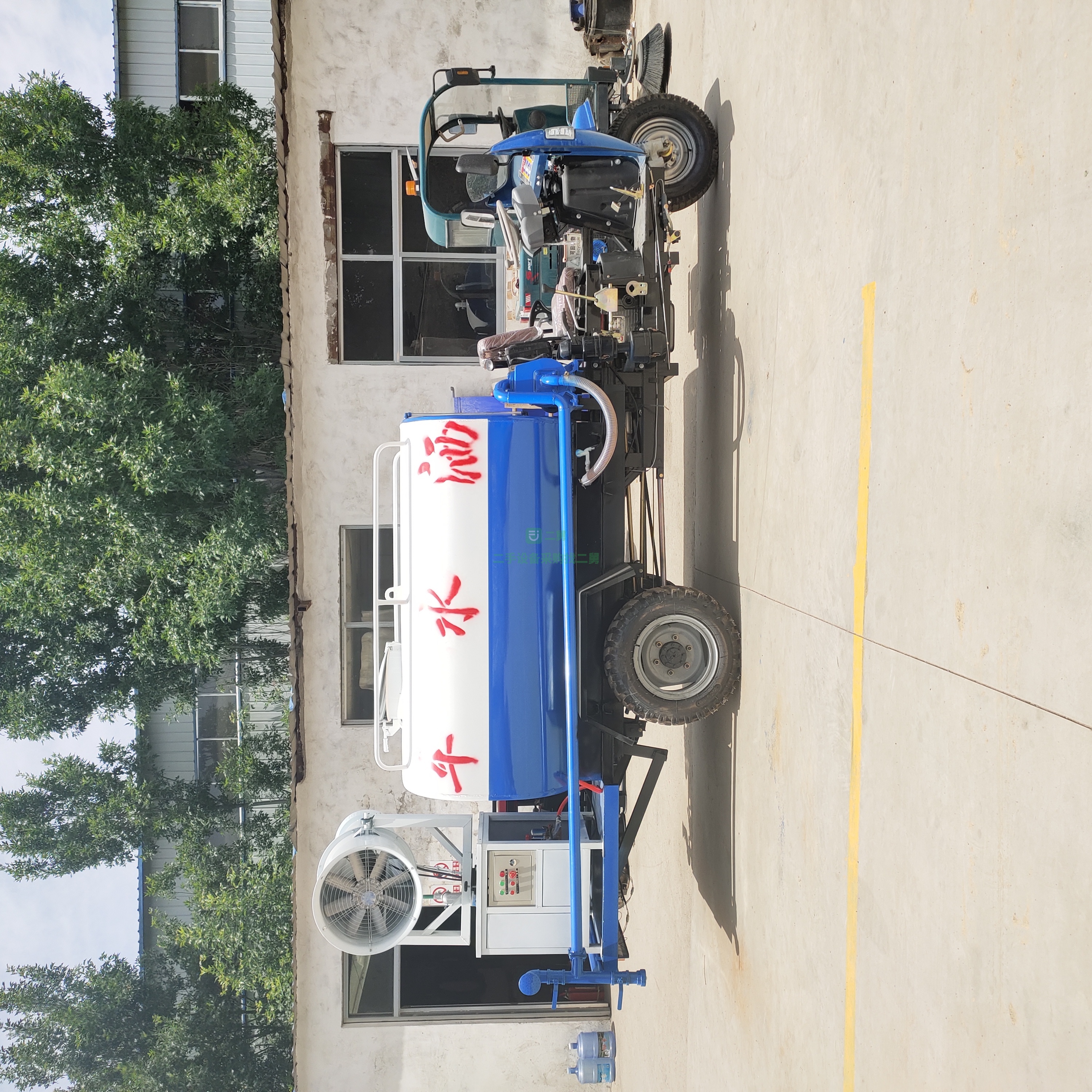 出售一臺(tái)柴油三輪霧炮灑水車(chē)價(jià)格便宜的灑水車(chē)