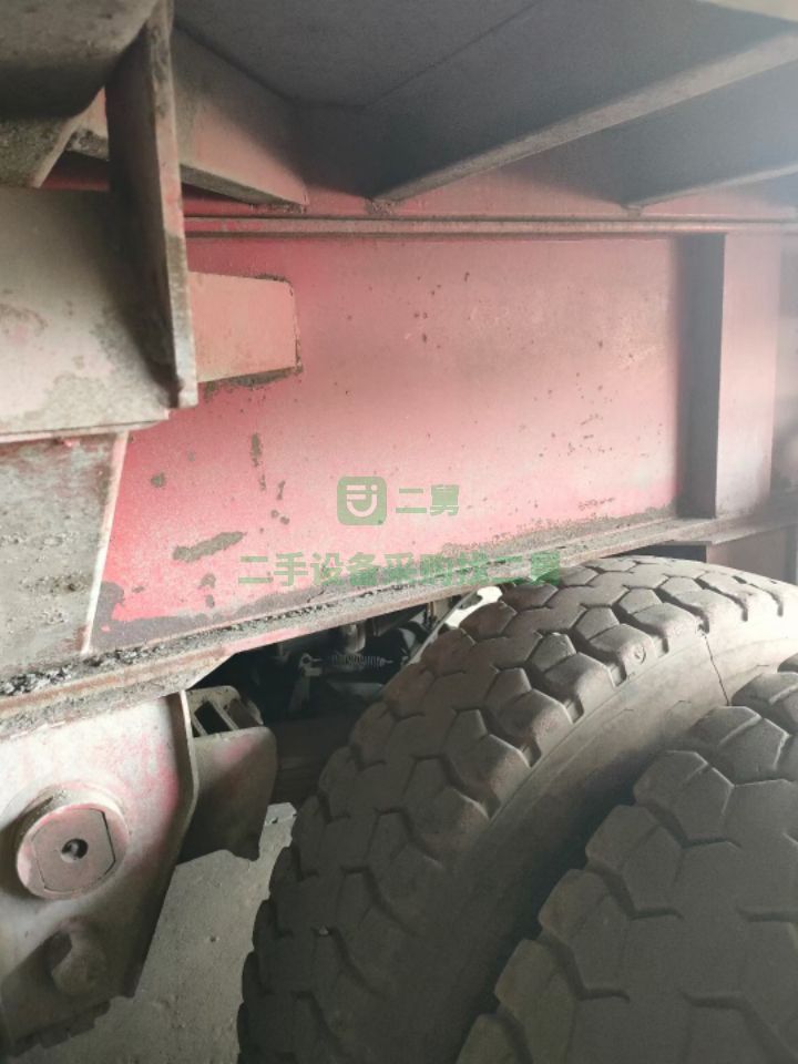 出售二手的九成新的半掛車，二標(biāo)子平板側(cè)翻，上12下14的