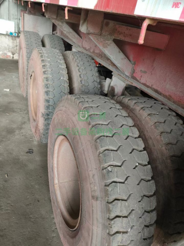出售二手的九成新的半掛車，二標(biāo)子平板側(cè)翻，上12下14的