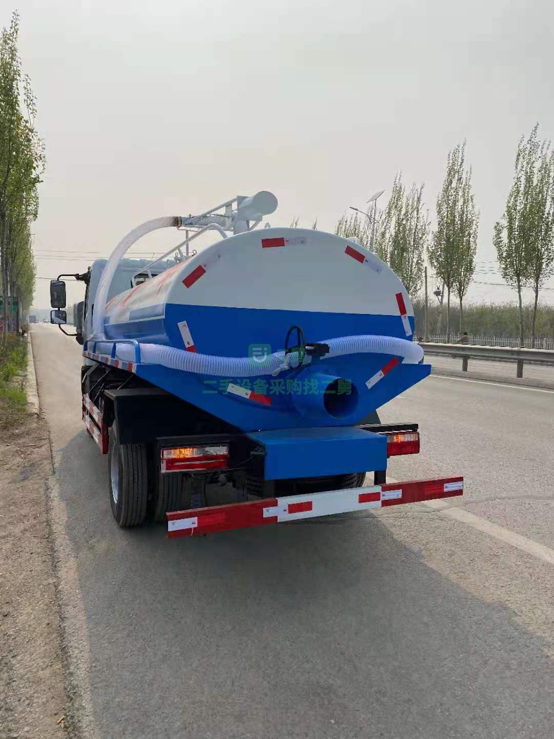 出售一臺東風多利卡5立方吸糞車，帶360度旋轉抱桿