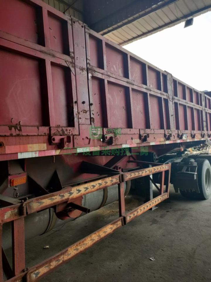 出售二手的九成新的半掛車，二標(biāo)子平板側(cè)翻，上12下14的