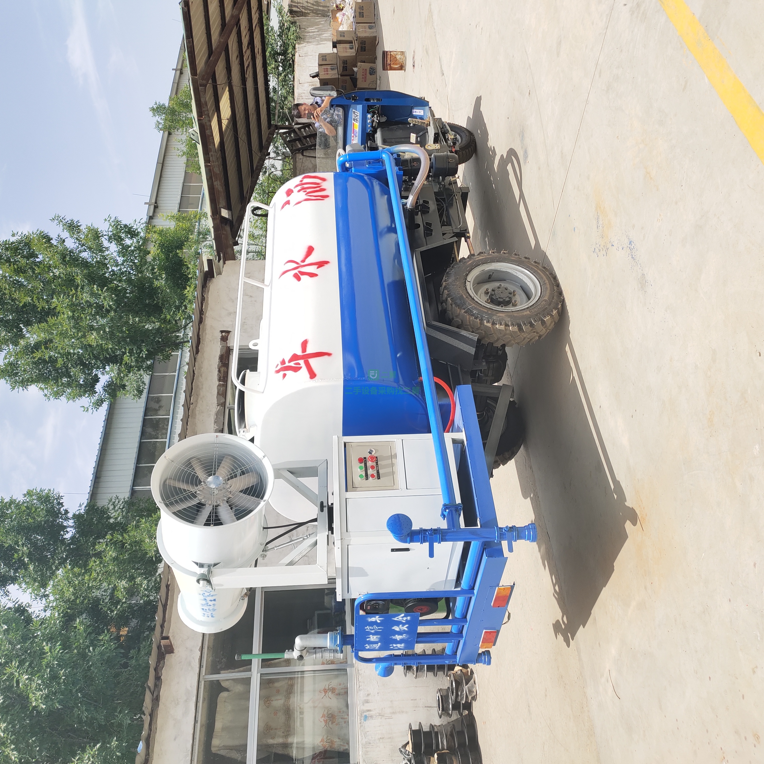 出售一臺(tái)柴油三輪霧炮灑水車(chē)價(jià)格便宜的灑水車(chē)