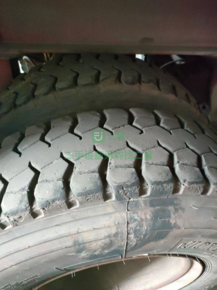 出售二手的九成新的半掛車，二標(biāo)子平板側(cè)翻，上12下14的