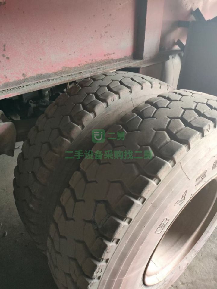 出售二手的九成新的半掛車，二標(biāo)子平板側(cè)翻，上12下14的