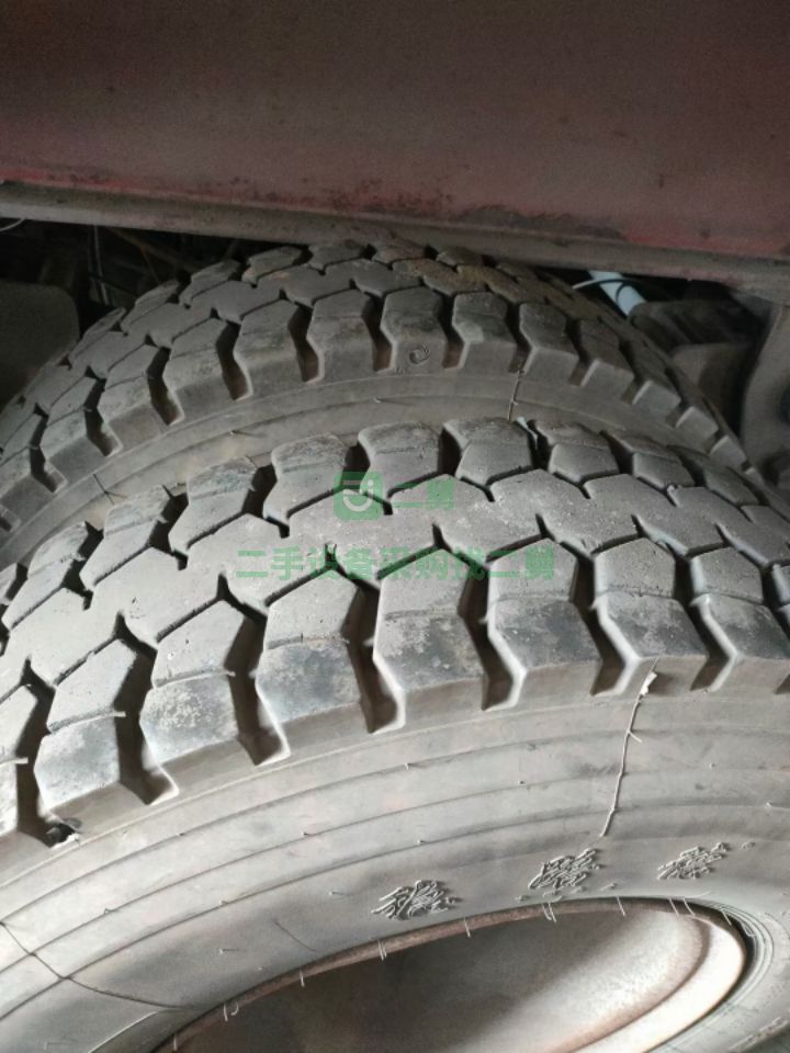 出售二手的九成新的半掛車，二標(biāo)子平板側(cè)翻，上12下14的