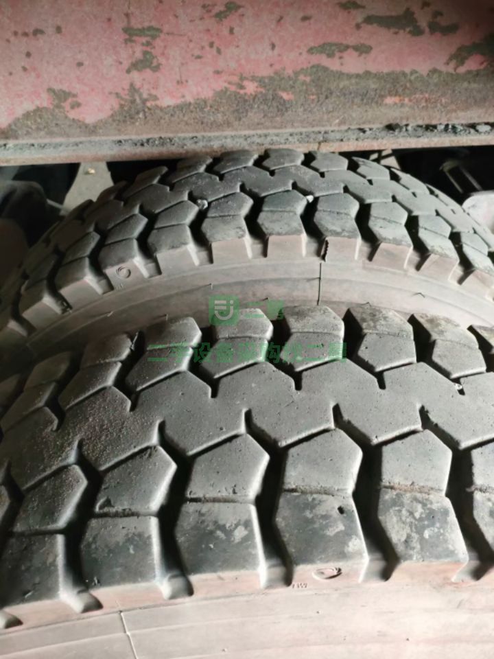 出售二手的九成新的半掛車，二標(biāo)子平板側(cè)翻，上12下14的