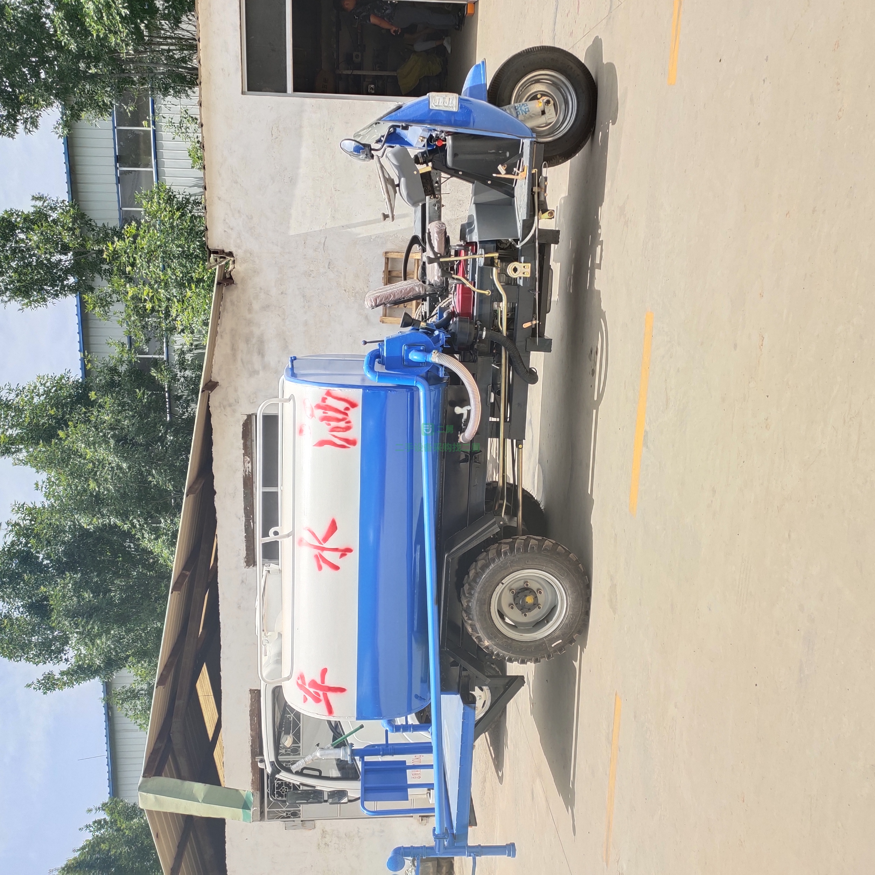 出售一臺(tái)柴油三輪霧炮灑水車(chē)價(jià)格便宜的灑水車(chē)
