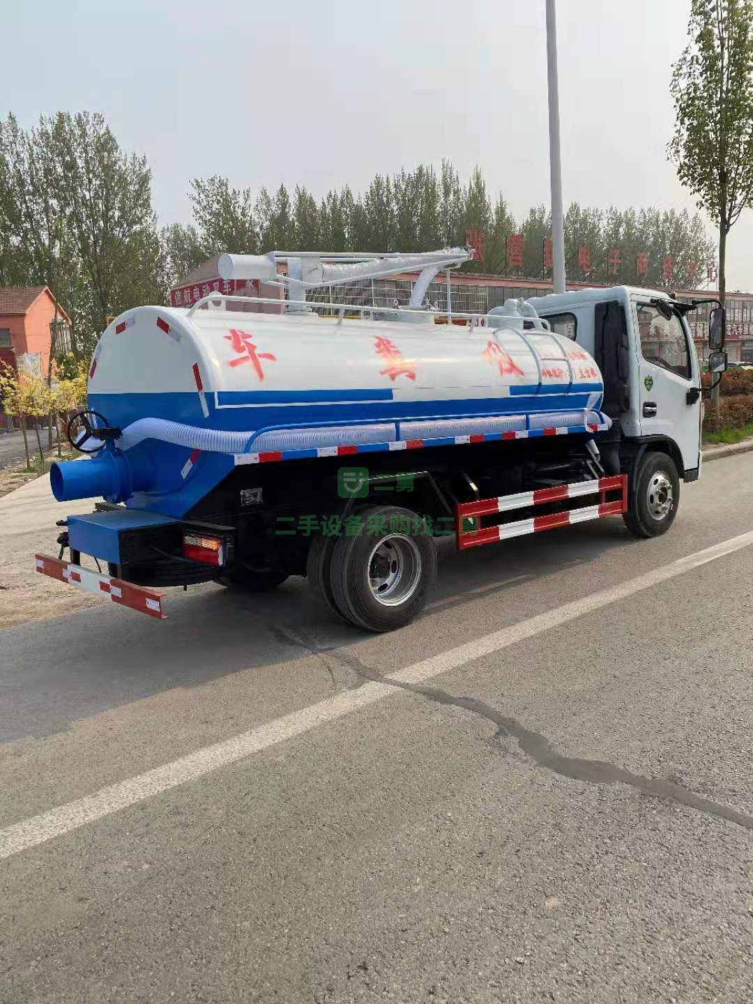 出售一臺東風多利卡5立方吸糞車，帶360度旋轉抱桿
