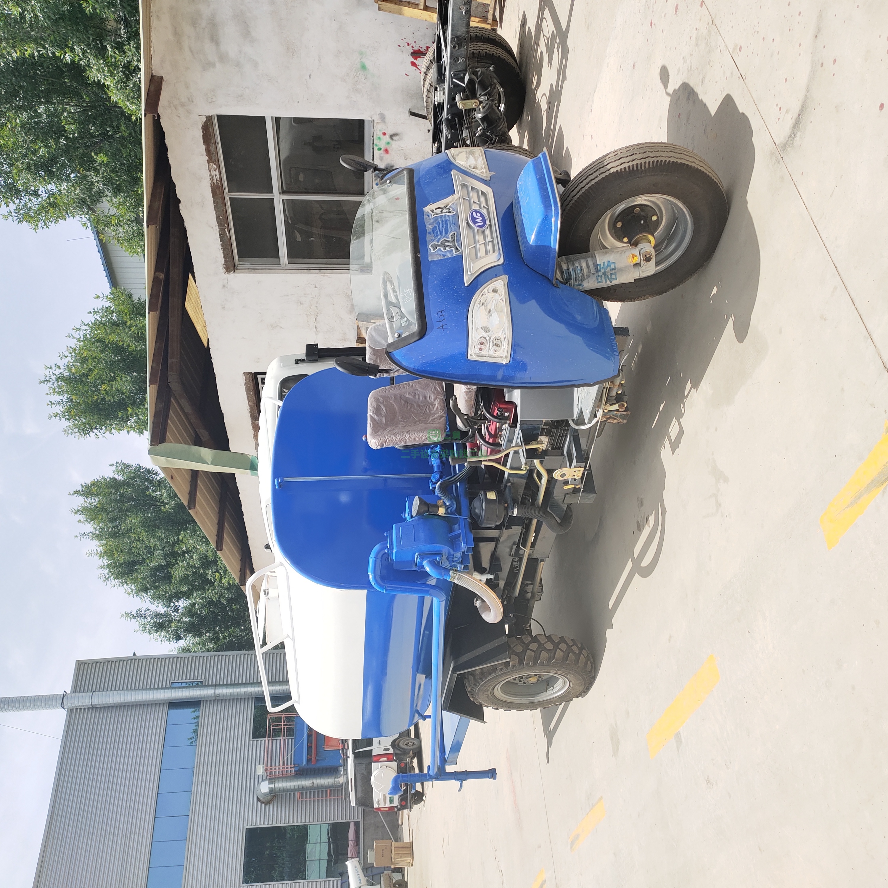 出售一臺(tái)柴油三輪霧炮灑水車(chē)價(jià)格便宜的灑水車(chē)