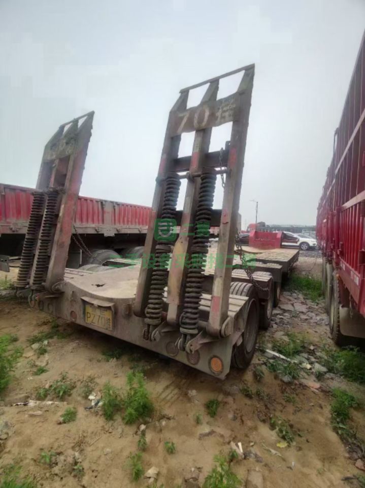 出售三年倆月13米爬梯掛半掛車，車況好， 輪胎八成以上