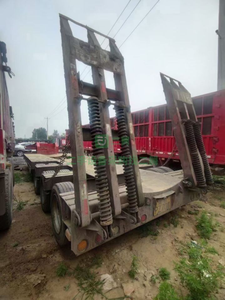 出售三年倆月13米爬梯掛半掛車，車況好， 輪胎八成以上