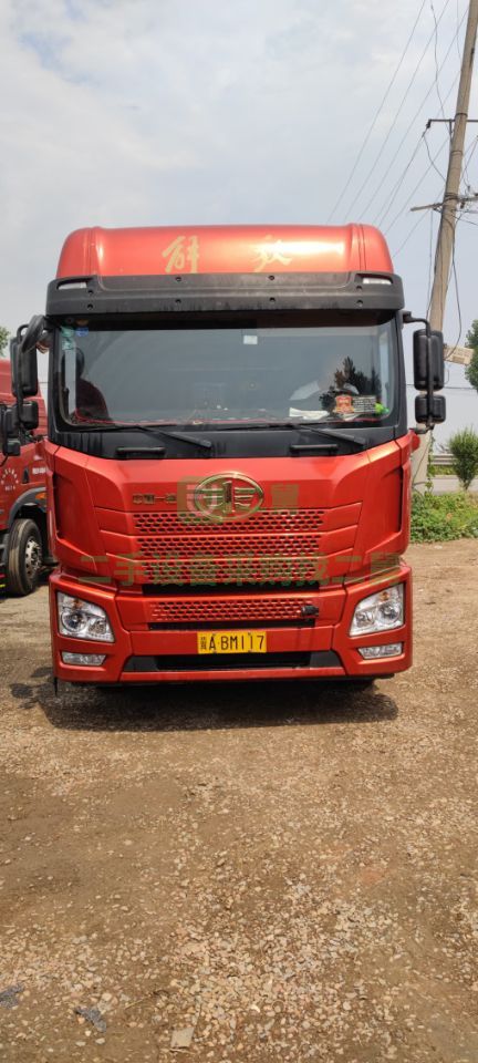 出售兩年半解放JH6/400馬力牽引車，全保險，車況極品，全車三包輪胎九成新