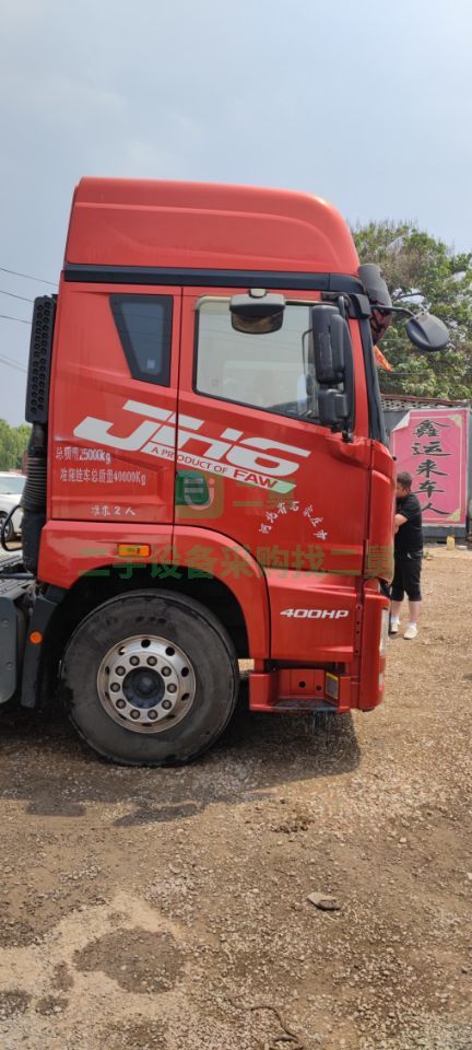 出售兩年半解放JH6/400馬力牽引車，全保險，車況極品，全車三包輪胎九成新