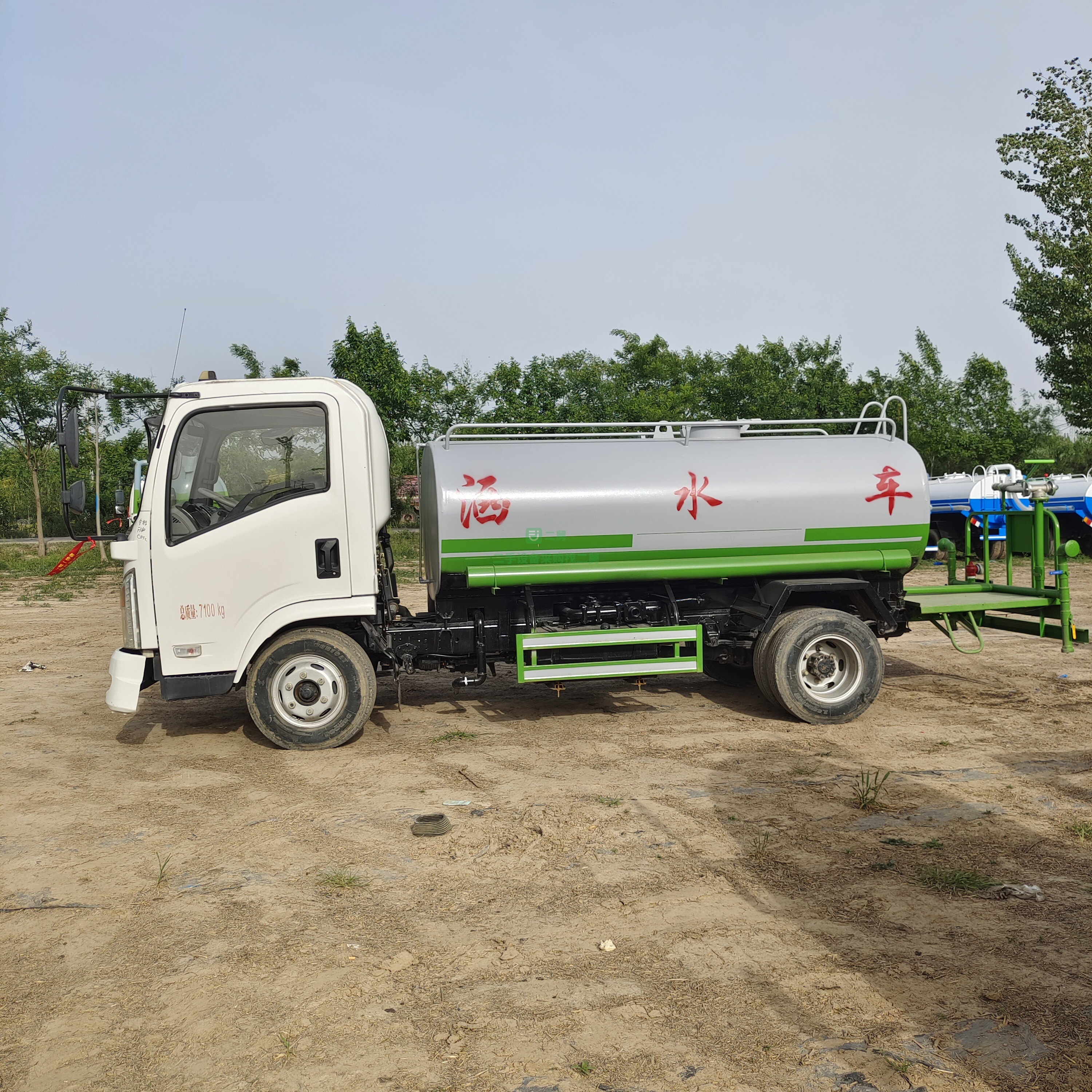 山東出售庫存國三5方園林綠化工地抑塵灑水車