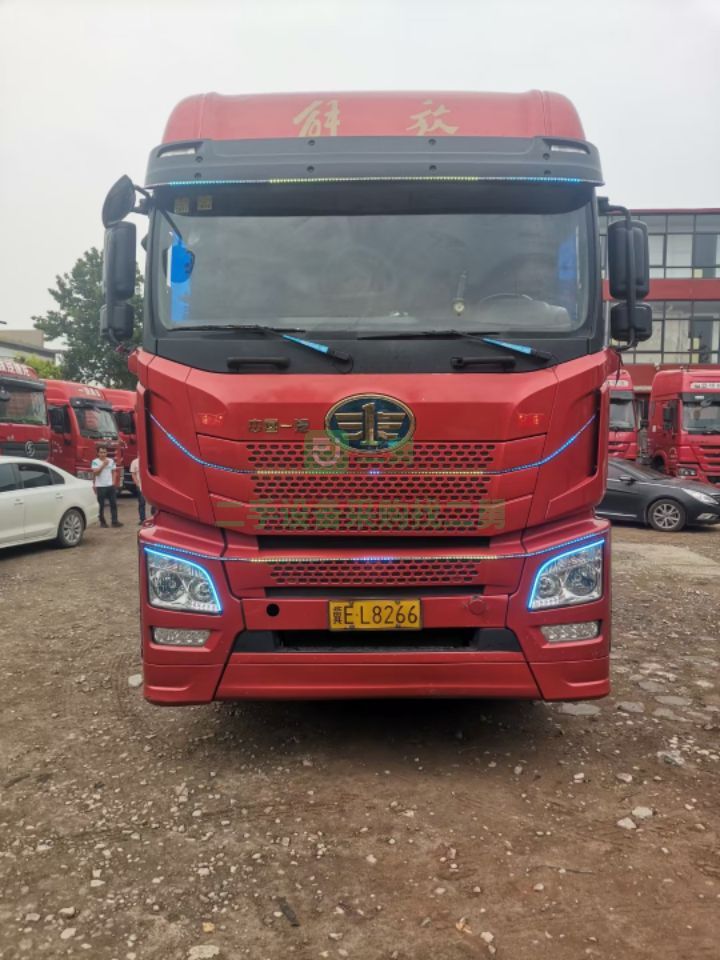 出售精品解放JH6-500馬力國五雙驅牽引車，大駕駛室平地板，濰柴動力