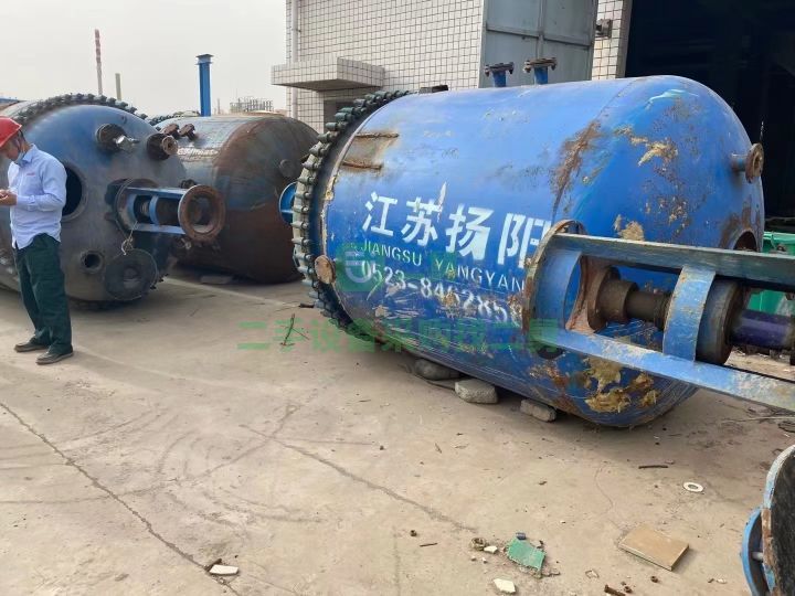 出售二手的九成新的20000L搪瓷反應(yīng)釜