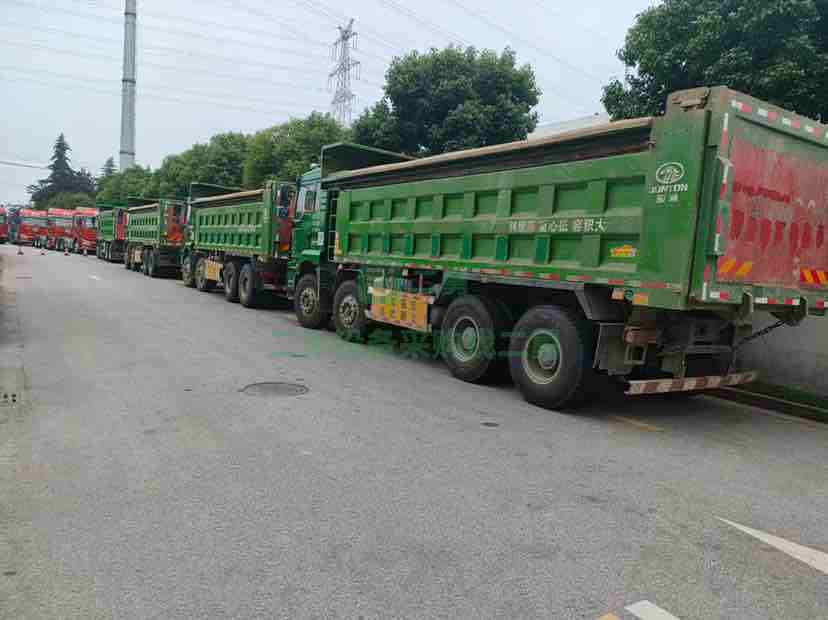 出售19年陜汽德龍渣土自卸車，國五排放，大箱6.8米，包提檔
