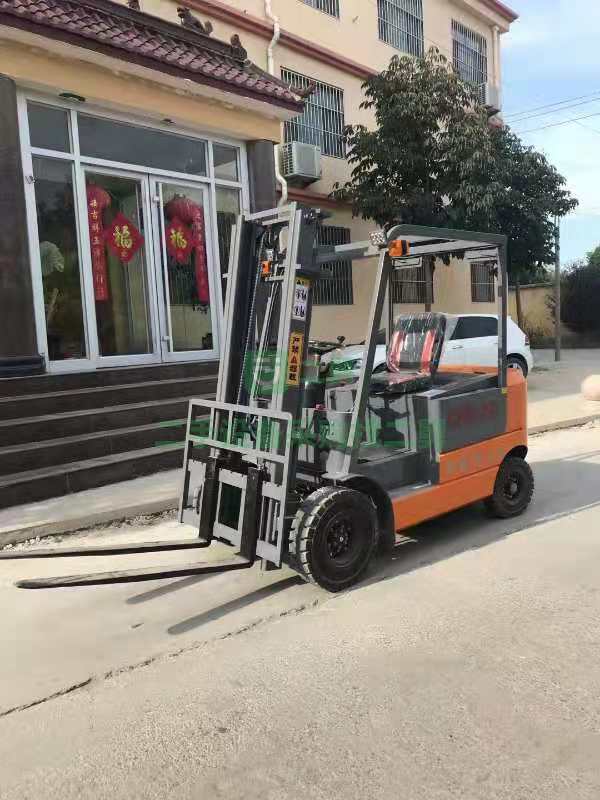 出售今年的1.5噸以上升高3米的電動叉車