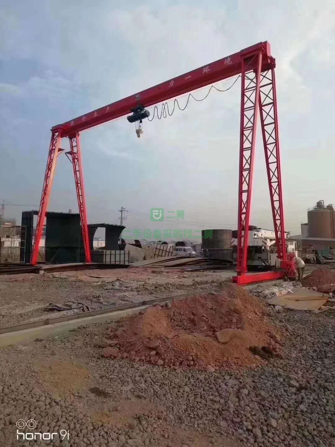 出售10噸龍門吊，跨度30.3米，空操加遙控，一邊懸4米，一邊懸6米