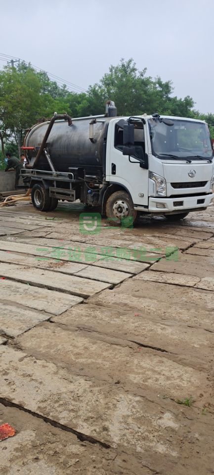出售二手上汽躍進底盤改裝8噸吸污車